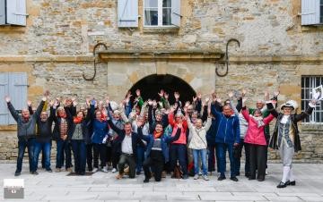 Euphorisches Gruppenfoto in Navarrenx mit Händen nach oben