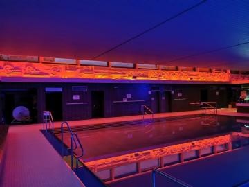 Atmosphärische Innenbeleuchtung im Hallenbad