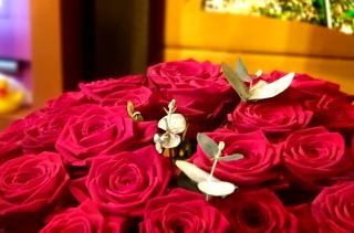 Rote Rosen als Strauß