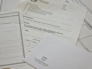Unterlagen: DIN A4-Vordrucke der Stadt Rheinstetten und ein Briefumschlag mit Absender Stadt Rheinstetten