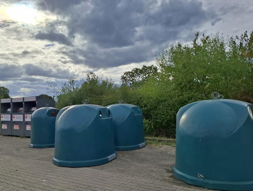 Glascontainer und Altkleiderbehälter an der Kopernikusstraße vor dem Schulzentrum