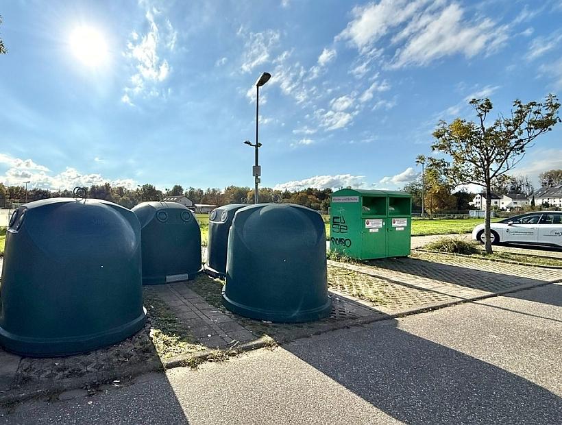 Glascontainer und Altkleiderbehälter Marie-Curie-Straße an der S2-Haltestelle Mörsch Merkurstraße