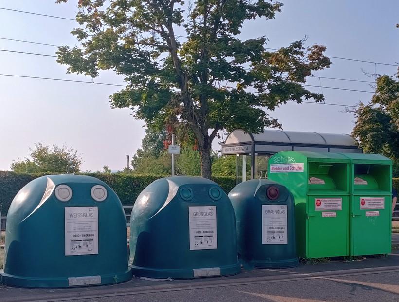 Glascontainer und Altkleiderbehälter an der Mörscher Straße - im Hintergrund die S2-Haltestelle Oberfeldstraße